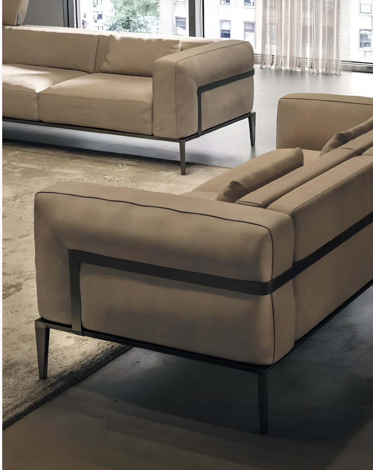 Frame® Brianform: la fascia metallica che corre lungo il fianco e il piede affusolato