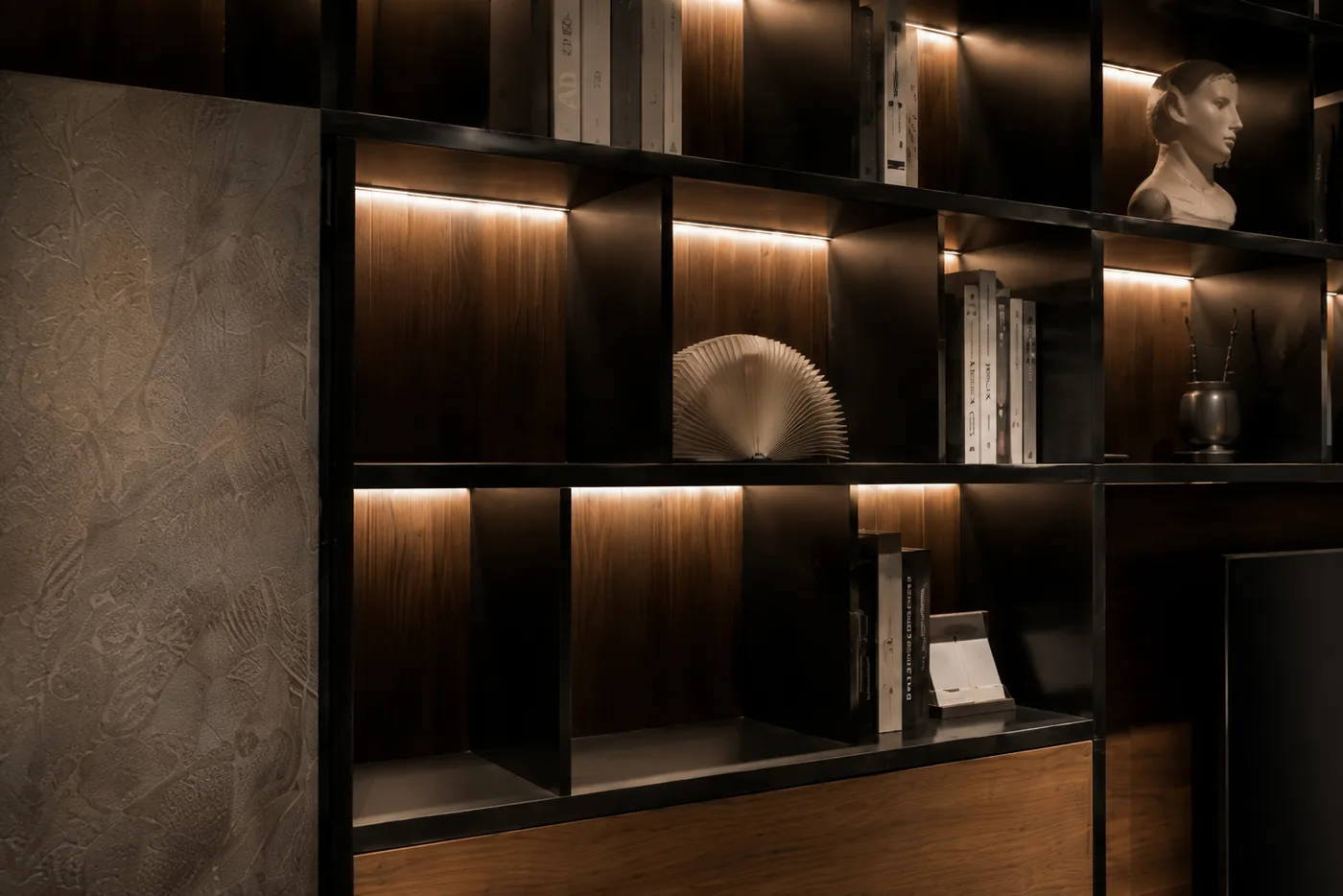 Dettaglio della libreria Scena: montanti in metallo, interni in legno, fianco in marmo